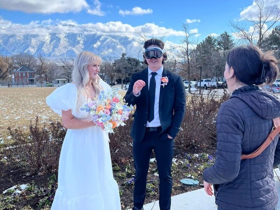 Cô dâu bực mình vì chú rể đeo Vision Pro trong lễ cưới